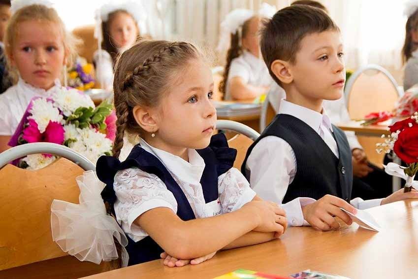Первоклассники за партой в школе